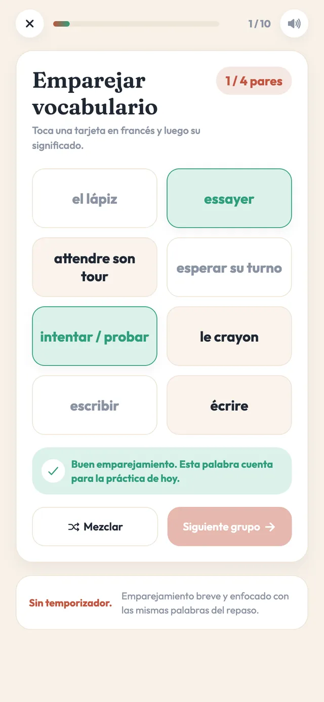 El tablero de Vocab Match en la app: cuatro palabras francesas y cuatro significados dispuestos en fichas, con una pareja acertada resaltada en verde y controles de mezclar y siguiente grupo debajo