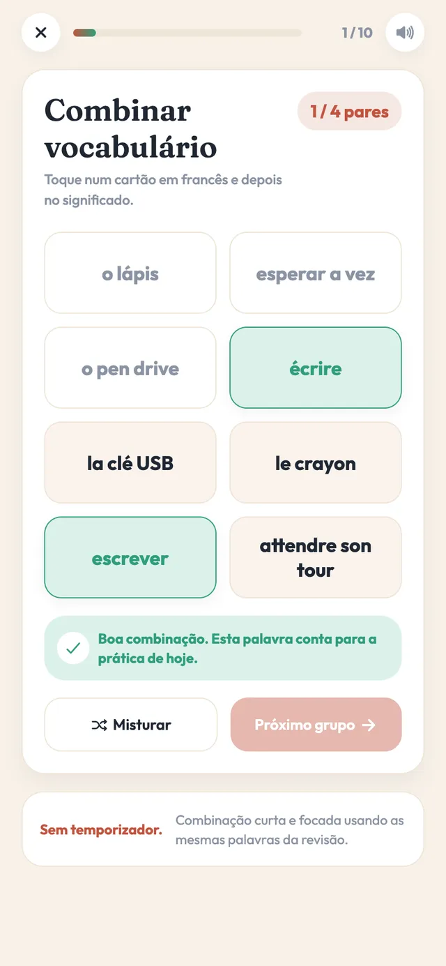 O tabuleiro do Vocab Match no app: quatro palavras francesas e quatro significados dispostos em blocos, com um par certo destacado em verde e controles de embaralhar e próximo grupo abaixo