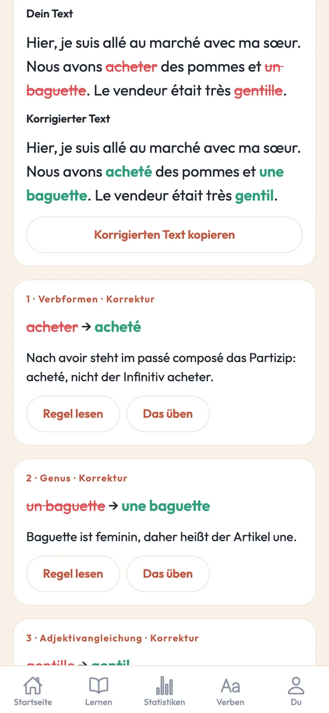 Der Schreibcheck in der Practice-French-App: ein Lerntext über seiner korrigierten Fassung, jede Änderung markiert und erklärt.