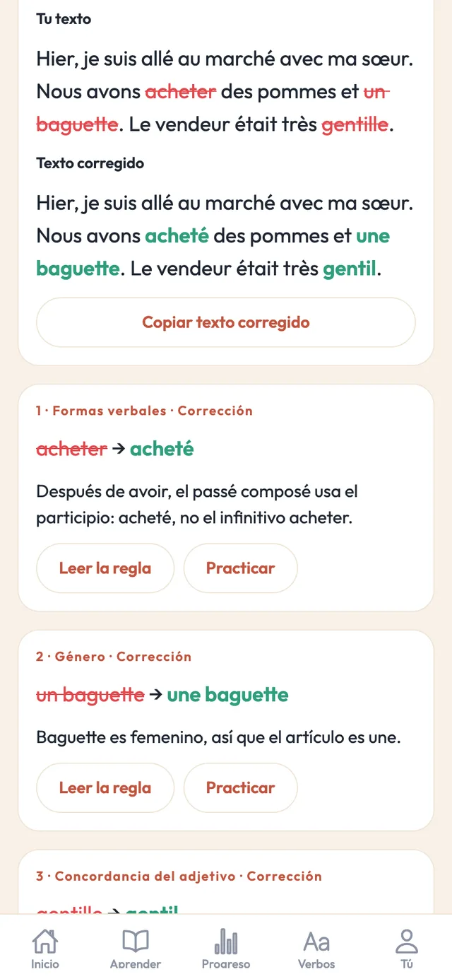 La revisión de escritura en la app Practice French: el texto del alumno sobre su versión corregida, con cada cambio marcado y explicado.